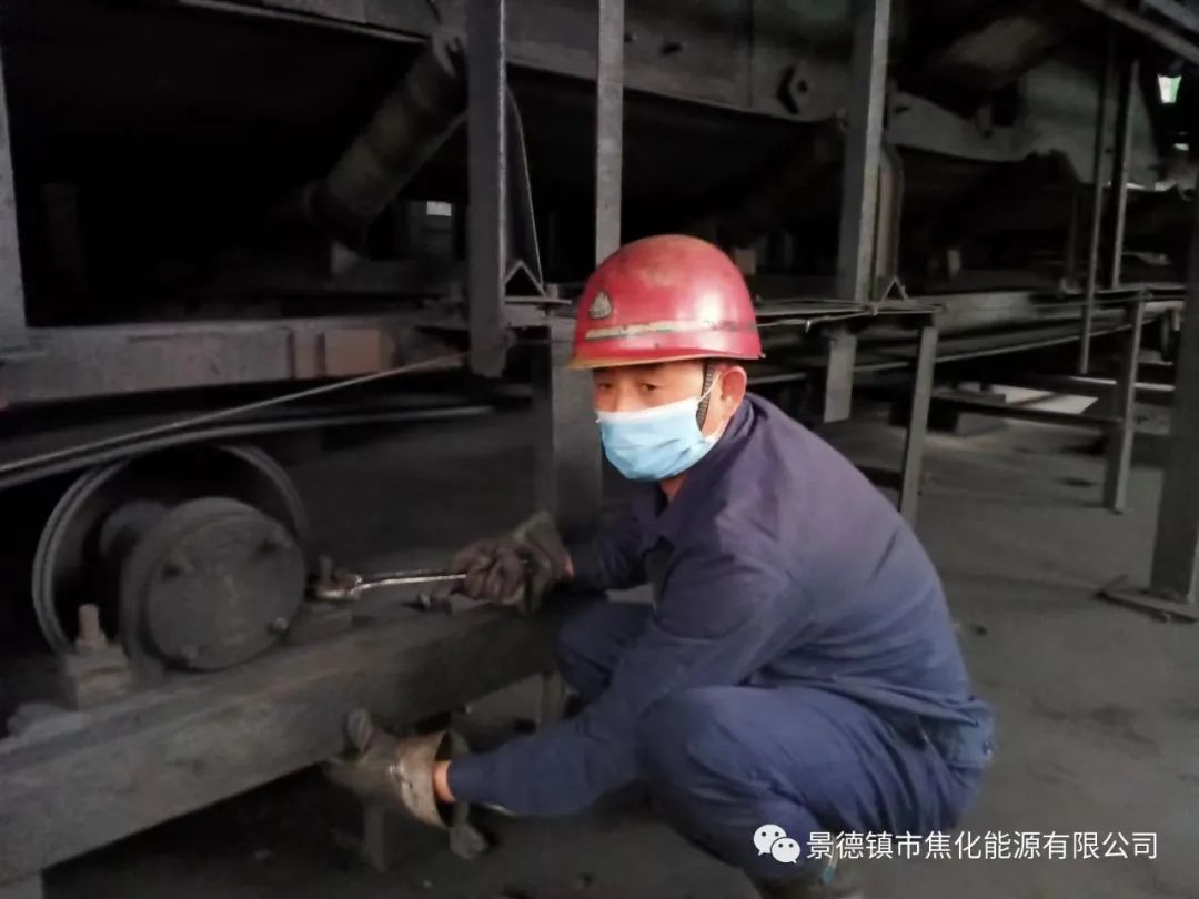 “老線這邊人手不夠，你們那邊有誰可以過來支援？”“好的，我馬上來?！甭牭竭@個(gè)消息時(shí)，羅國(guó)安剛剛結(jié)束新線的維修工作，但他二話不說，立即拿起維修包，投入到老線的維修工作當(dāng)中。每天工作10小時(shí)以上已經(jīng)成為抗疫期間的常態(tài)，雖然身體很疲憊，但是他沒有任何怨言，“確實(shí)很辛苦、很累，但現(xiàn)在正是特殊時(shí)期，只有保障公司生產(chǎn)經(jīng)營(yíng)“不斷檔”，我們生活才能“不斷線”，恰恰我所在的運(yùn)輸廠就是承擔(dān)著焦炭煤炭運(yùn)輸?shù)闹匾氊?zé)，所以我更應(yīng)該恪盡職守，保障好這些設(shè)備的穩(wěn)定運(yùn)行?！?jpg